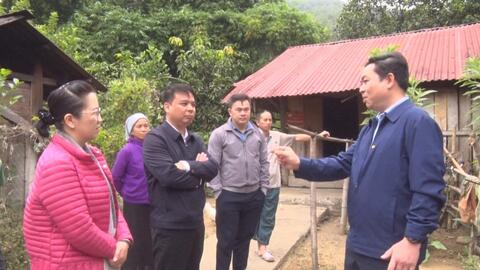 Đoàn công tác của Công đoàn Văn phòng Trung ương đảng thăm nắm tình hình, hỗ trợ xây nhà tình nghĩa cho hộ nghèo đặc biệt khó khăn của huyện