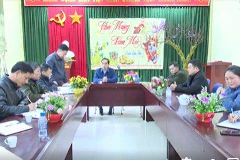 Đồng chí Nguyễn Văn Hùng - Phó chủ tịch HĐND huyện kiểm tra nắm tình hình và thăm tặng quà các gia đình chính sách xã Tả Phìn, Phăng Sô Lin và Sà Dề Phìn