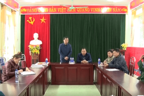 Đồng chí Bùi Văn Tuấn - Phó bí thư thường trực Huyện ủy thăm tặng quà tết các gia đình chính sách tại xã Pa Khóa và Nậm Cuổi