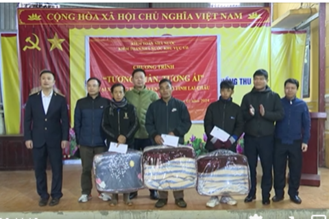 Kiểm toán nhà nước khu vực VII tặng quà tết cho 50 hộ nghèo xã Hồng Thu