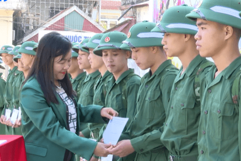 UBND huyện trao tặng giấy khen cho 63 tân binh lên đường thực hiện nghĩa vụ quân sự