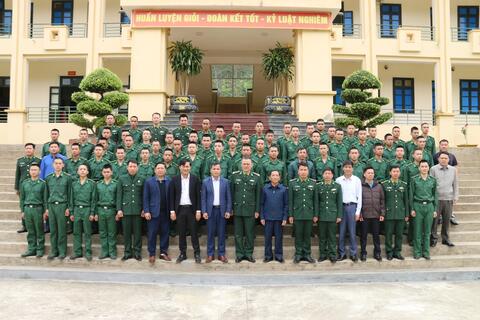 Đoàn công tác huyện Sìn Hồ thăm, tặng quà nhân Ngày truyền thống bộ đội biên phòng 03/03