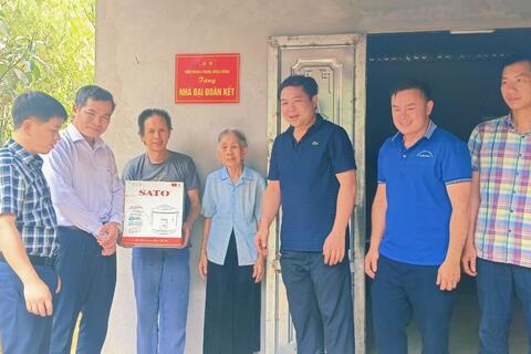 Đoàn công tác của Văn phòng TW Đảng trao tặng nhà Đại đoàn kết tại Sìn Hồ