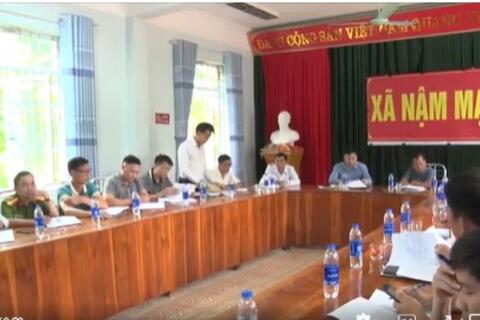 Đoàn công tác của huyện làm việc tại xã Nậm Mạ