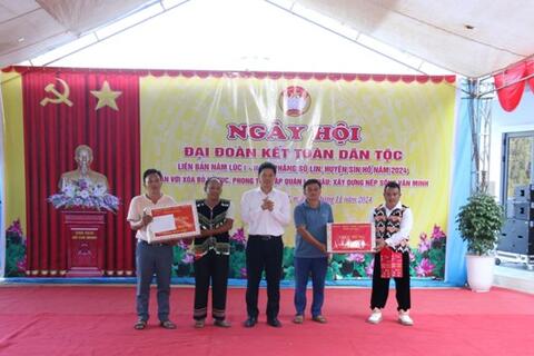 Đồng chí Vũ Mạnh Hà - Ủy viên dự khuyết Ban Chấp hành Trung ương Đảng, Phó Bí thư Thường trực Tỉnh ủy dự ngày hội Đại đoàn kết dân tộc liên bản Nậm Lúc I, II xã Phăng Sô Lin, huyện Sìn Hồ