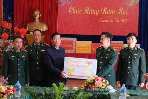Đồng chí Chu Lê Chinh - Phó Chủ tịch HĐND tỉnh thăm, chúc tết các đơn vị, gia đình chính sách, đảng viên 60 tuổi đảng tại huyện SÌn Hồ