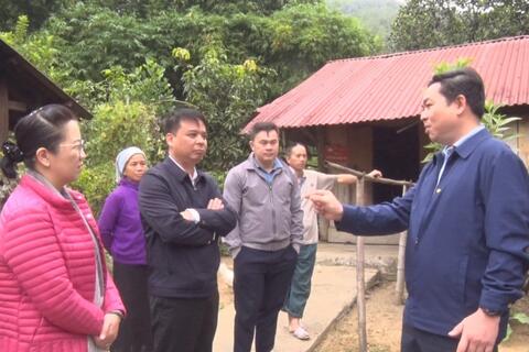 Đoàn công tác của Công đoàn Văn phòng Trung ương đảng thăm nắm tình hình, hỗ trợ xây nhà tình nghĩa cho hộ nghèo đặc biệt khó khăn của huyện